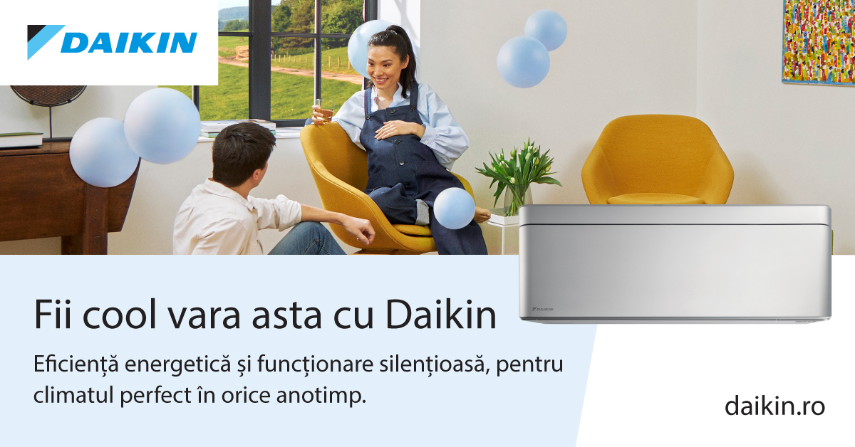 Daikin Stylish FTXA — cuplu în living modern